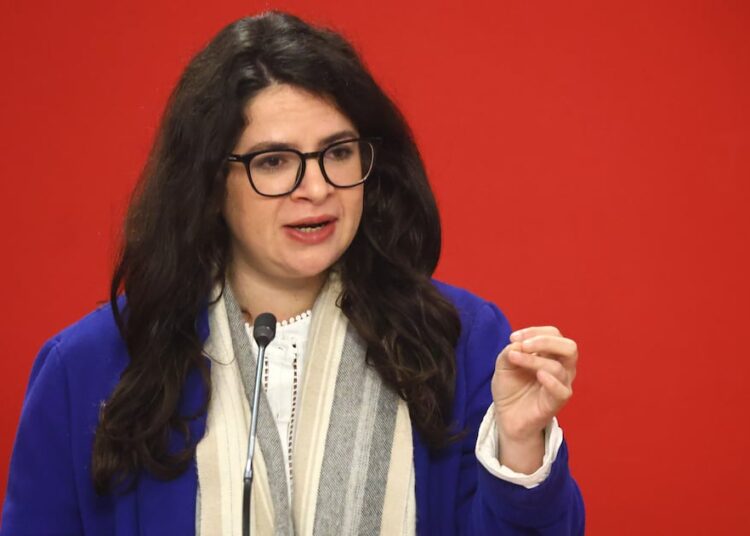 Ministra Orellana apunta contra alcalde de Penco por demoras en entrega de ayuda a damnificados