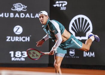 Tras un retraso por lluvia y casi tres horas de partido: Alejandro Tabilo se mete en las semifinales del ATP de Río
