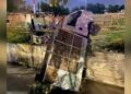 Accidente vehicular en La Florida termina con un fallecido y un lesionado: camión cayó al canal San Carlos