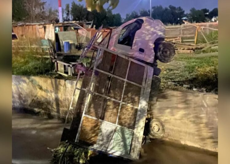 Accidente vehicular en La Florida termina con un fallecido y un lesionado: camión cayó al canal San Carlos