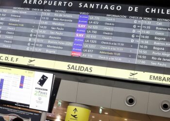 Aeropuerto de Santiago informa de suspensión de diversos vuelos hacia Argentina por paro general en el país
