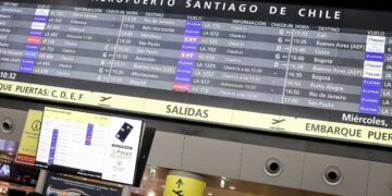 Aeropuerto de Santiago informa de suspensión de diversos vuelos hacia Argentina por paro general en el país