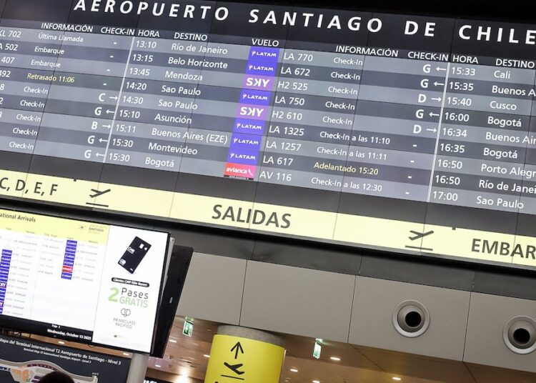 Aeropuerto de Santiago informa de suspensión de diversos vuelos hacia Argentina por paro general en el país