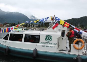 Autoridades dan inicio al servicio de la lancha policial General Marchant II de Carabineros en Puerto Cisnes