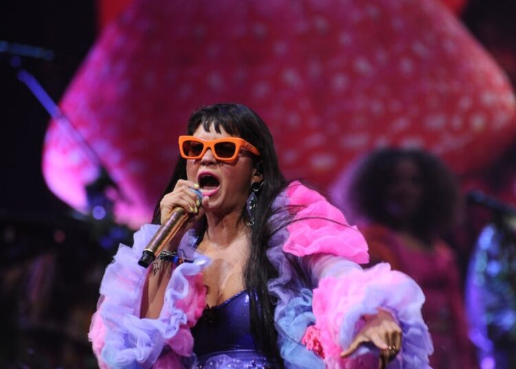 Bomba Estéreo cierra la segunda noche de Viña con un llamativo escenario con hongos, Flor de Rap y su hit con Bad Bunny