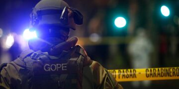 Despliegan amplio operativo policial en pleno centro de Santiago por hombre parapetado en edificio tras denuncia por VIF