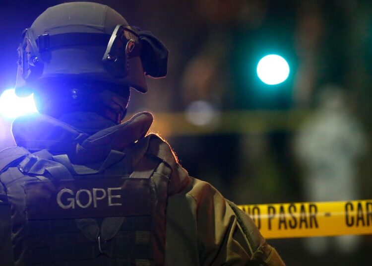 Despliegan amplio operativo policial en pleno centro de Santiago por hombre parapetado en edificio tras denuncia por VIF