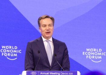 Foro Económico Mundial inicia investigación contra su director ejecutivo por sus vínculos con Epstein