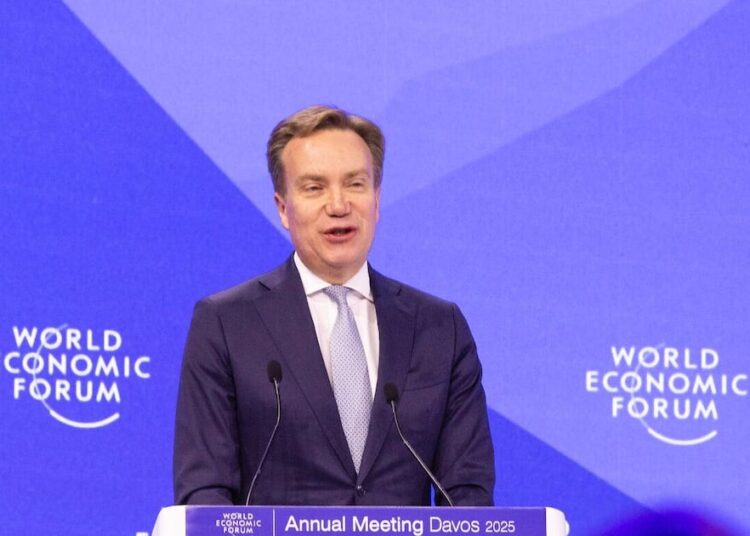 Foro Económico Mundial inicia investigación contra su director ejecutivo por sus vínculos con Epstein