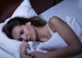 Por qué las mujeres suelen tener más problemas para dormir que los hombres, según la ciencia