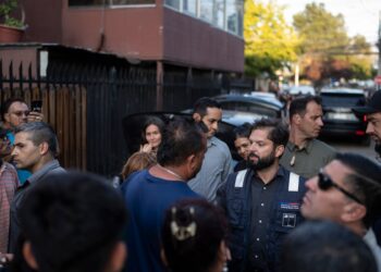 Presidente Boric visita zonas afectadas por lluvias en Maipú y compromete entrega de bonos para damnificados