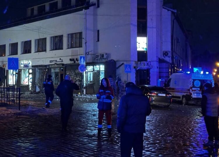 Una funcionaria policial muerta y otros 15 heridos tras ataque terrorista en la ciudad ucraniana de Lviv