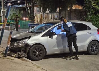 Dos jóvenes quedan en riesgo vital tras violento ataque a disparos contra un vehículo en Maipú