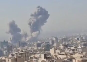 Guardia Revolucionaria iraní afirma haber atacado con misiles un destructor de EEUU en el Índico