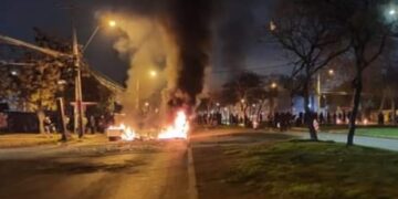 Día del Joven Combatiente: joven herida de bala, enfrentamientos y barricadas incendiarias marcan jornada del domingo en Santiago