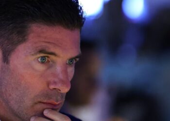 Acciones globales pierden impulso en medio de la nueva escalada del precio del petróleo