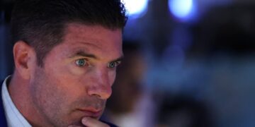 Acciones globales pierden impulso en medio de la nueva escalada del precio del petróleo