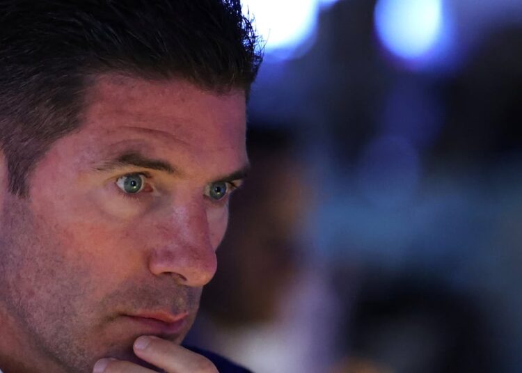 Acciones globales pierden impulso en medio de la nueva escalada del precio del petróleo