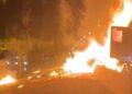 Camión se incendia en plena Autopista Central: bomberos trabaja en controlar la emergencia