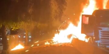 Camión se incendia en plena Autopista Central: bomberos trabaja en controlar la emergencia