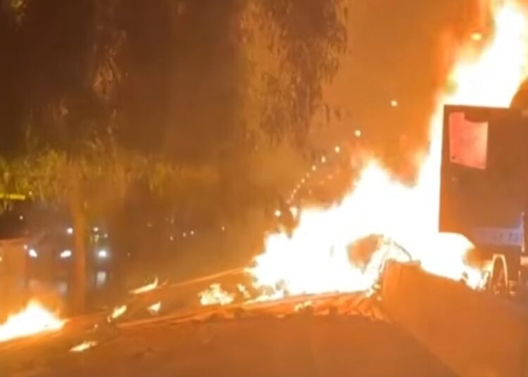 Camión se incendia en plena Autopista Central: bomberos trabaja en controlar la emergencia
