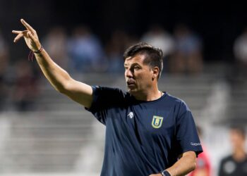 Nuevo técnico caído en la Liga de Primera: Juan Cruz Real renuncia a Universidad de Concepción