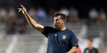 Nuevo técnico caído en la Liga de Primera: Juan Cruz Real renuncia a Universidad de Concepción