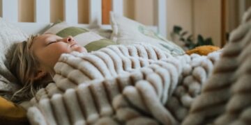 Qué es la melatonina, el suplemento para dormir que causó un alza de intoxicaciones en niños de Chile