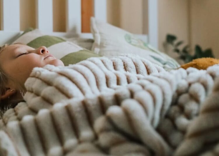 Qué es la melatonina, el suplemento para dormir que causó un alza de intoxicaciones en niños de Chile