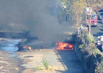 Queman estructura bajo el puente Patronato durante operativo de desalojo de rucos