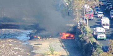 Queman estructura bajo el puente Patronato durante operativo de desalojo de rucos