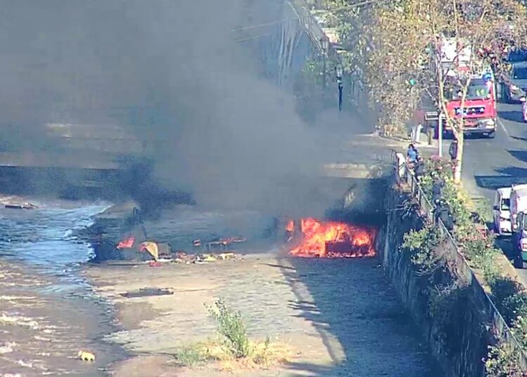 Queman estructura bajo el puente Patronato durante operativo de desalojo de rucos